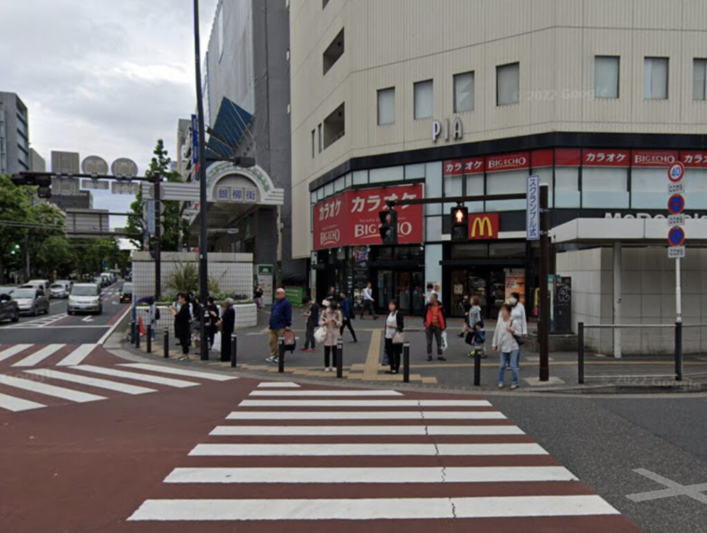 横断歩道を渡りマクドナルド方面へ