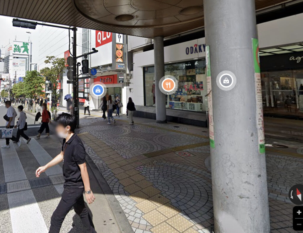 左方向へ歩道橋の下をくぐりユニクロ方向へ